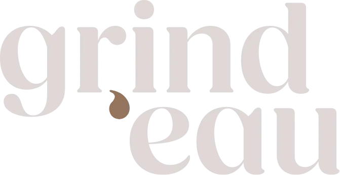 Logo van Grind'eau siergrind in een licht bruine kleur.