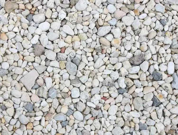Close-up van lichtgekleurd siergrind met kleine, ronde kiezelsteentjes